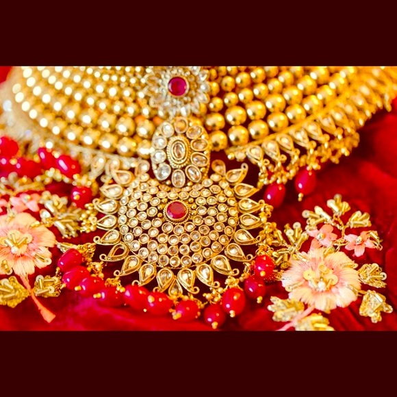 Indian bridal jewelry set.